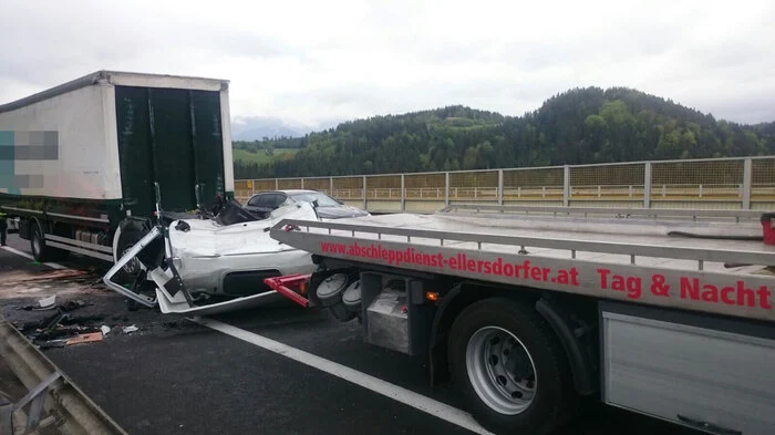 Bei einem Auffahrunfall zweier Lkw Freitagfrüh auf der Südautobahn kam ein Lkw-Lenker aus Kärnten ums Leben.