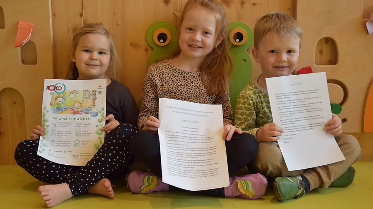 Emilia, Larissa und Leonhard mit dem Brief, der zum Thema Corona entstanden ist