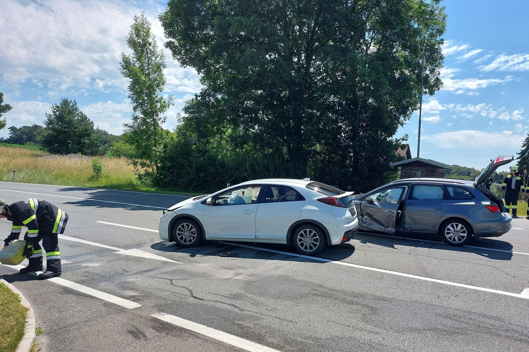 Autos schwer beschädigt: Zwei Fahrzeuge kollidierten auf B54 in Feistritztal