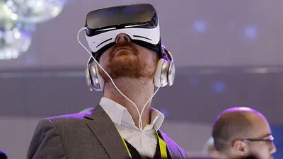 Mann mit VR Brille
