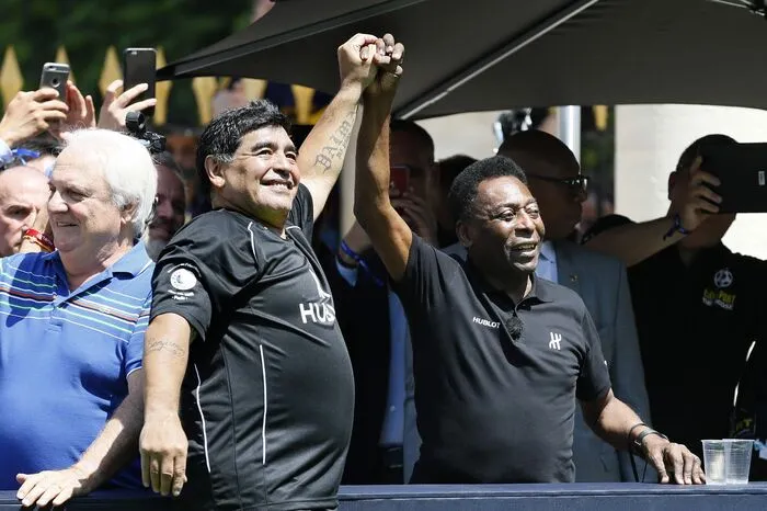 ... Besten aller Zeiten: Argentiniens Nationalheld Diego Maradona mit Brasiliens Nationalheld Pelé
