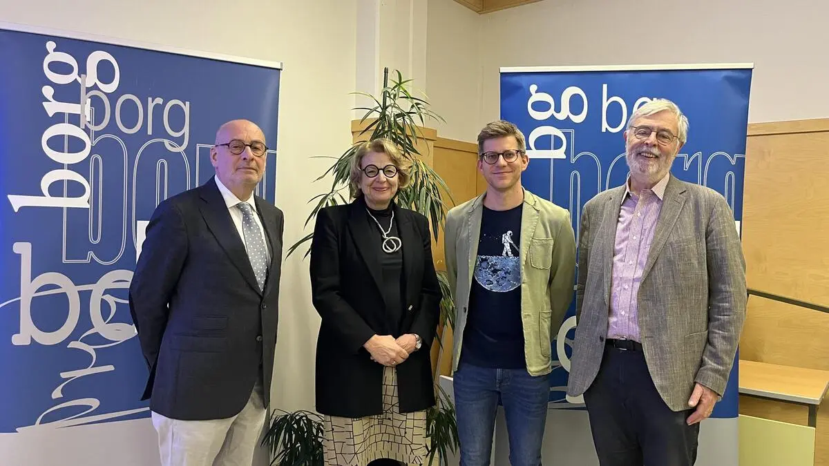 Freuten sich über den regen Austausch mit den Maturantinnen und Maturanten: die Vortragenden Christian Weniger (l.) und Helmut Konrad (r.) mit Direktorin Gerda Lichtberger (2. v. l.) und Lehrer Patrick Stelzl (2. v. r.)