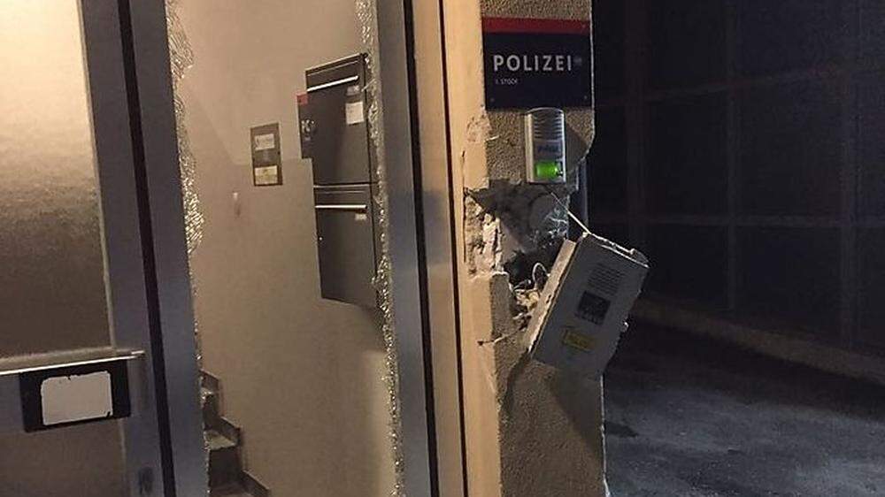 Der zerstörte Eingangsbereich der Polizeiinspekion Rottenmann