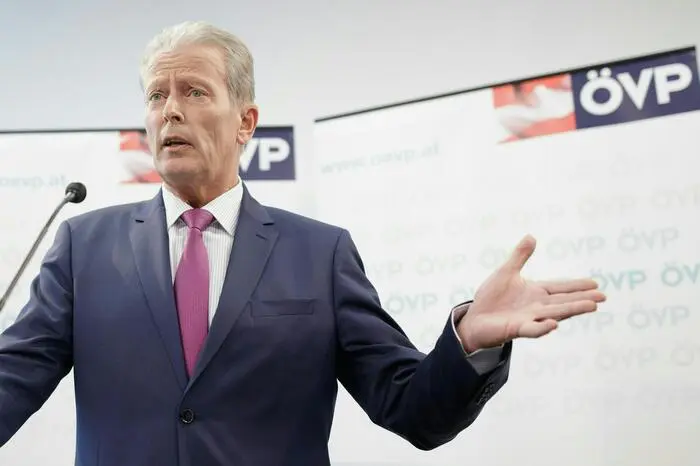Zwar gilt Mitterlehner seit Monaten als Ablösekandidat, der Rücktritt am Mittwoch kam dann aber doch überraschend, hatte der Vizekanzler entsprechende Gerüchte doch noch am Vortag dementiert.