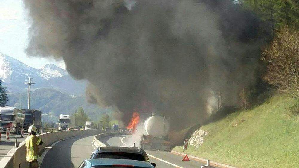 Lkw in Flammen legt Brennerautobahn lahm