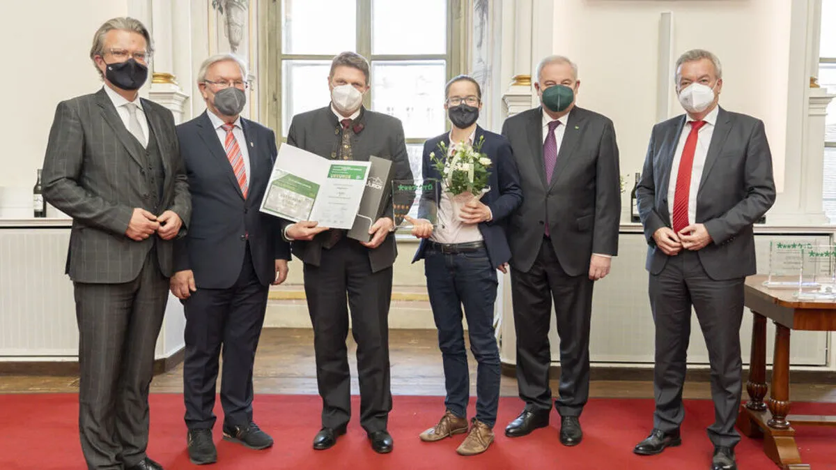 Bürgermeister Stephan Oswald (3.v.l.) nahm die Auszeichnung für St. Stefan ob Stainz entgegen.