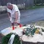 Auf dem Stumpf der gefällten Linde wurden Kerzen angezündet und ein Kranz niedergelegt