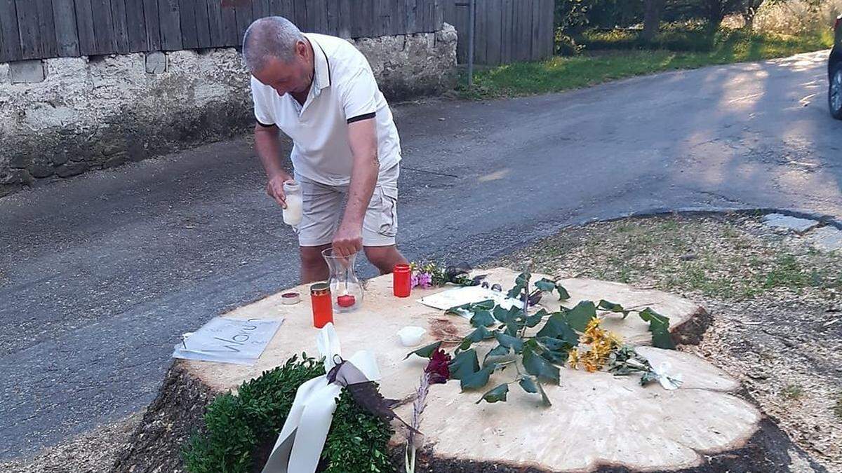 Auf dem Stumpf der gefällten Linde wurden Kerzen angezündet und ein Kranz niedergelegt