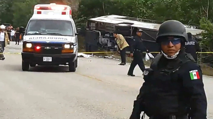 Weitere 18 Menschen wurden verletzt, als der Bus am Dienstag im ostmexikanischen Bundesstaat Quintana Roo aus zunächst unbekannten Gründen von der Fahrbahn abkam und umkippte, wie die Tourismusbehörden mitteilten. Unter den Todesopfern sei auch eine Minderjährige.