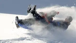 Genau so sehen Stürze auf dem Schlitten nicht mehr aus: Der weichere Schnee, der Rodelstrecken einst säumte, fehlt vielfach. Auf den Bahnen befindet sich heute oft aggressiver Kunstschnee, Strecken sind vereist