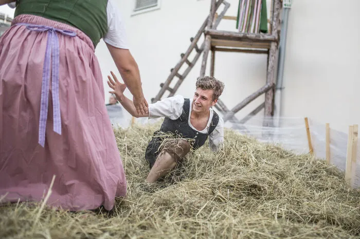 Gefeiert wurde am Montag auf dem Burgplatz - mit der Weltmeisterschaft im Dirndl- und Buamspringen.