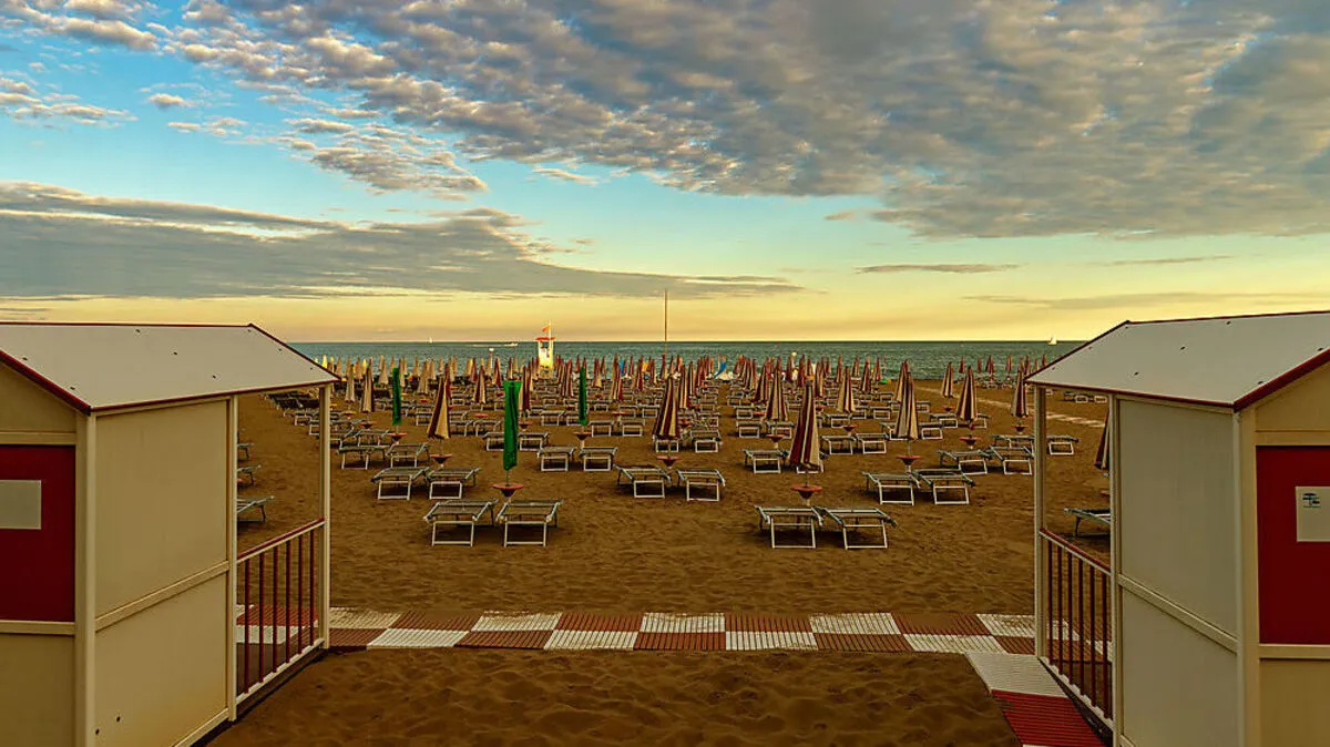 Im Herbst lichten sich die Reihen der Liegestühle am Strand von Caorle