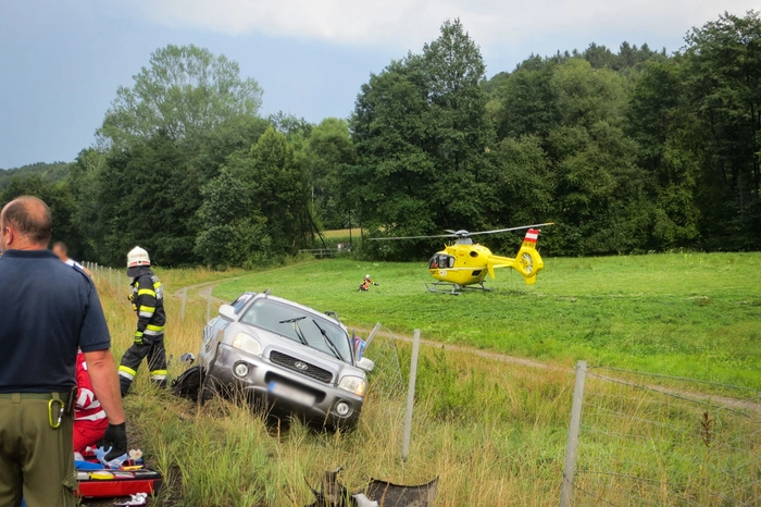 Ein Lenker verlor die Kontrolle über sein Fahrzeug und prallte gegen das Heck eines weiteren Fahrzeugs.