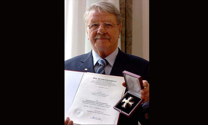 Heinz Petters wurde 2004 mit dem Österreichischen Ehrenkreuz fuer Wissenschaft und Kunst 1. Klasse ausgezeichnet
