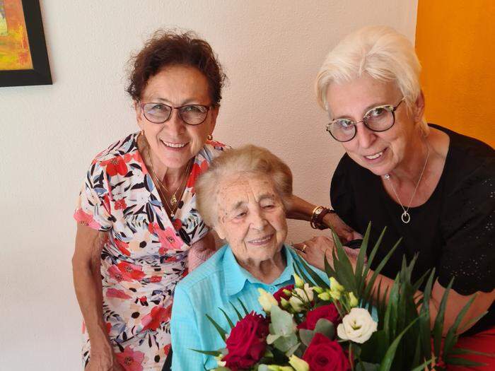Das 100-jährige Geburtstagskind mit den beiden Töchtern Christine Suppan (l.) und Josefa Summer (r.)