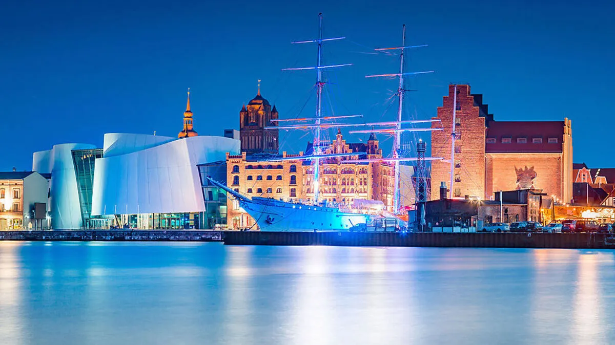 Die Backsteinbauten am Haufen von Stralsund, dazwischen das moderne Meeresmuseum „Ozeanum“