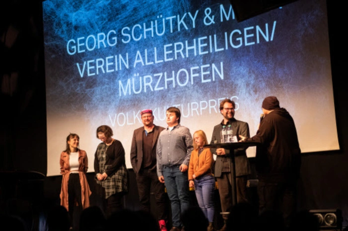 Den Volkskulturpreis erhielten Goerg Schütky und Archie Hochörtler, die mit dem Team ihrer inklusiven, partizipativen Oper "Regina" auf die Bühne kamen.