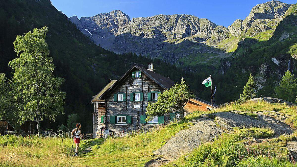 Hinter der Hans-Wödl-Hütte erhebt sich die Nordwand der Hochwildstelle