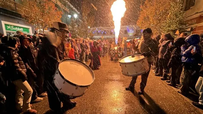 Beim Krampuslauf am Samstagabend spuckte Fürstenfeld trotz Schneetreibens Feuer und ließ eine Vielzahl begeisterter BesucherInnen aus der Oststeiermark und dem Südburgenland in der Hölle schmoren.