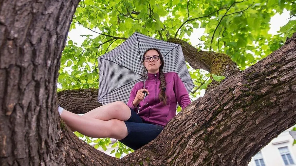 Lena protestiert gegen die geplante Baumfällung