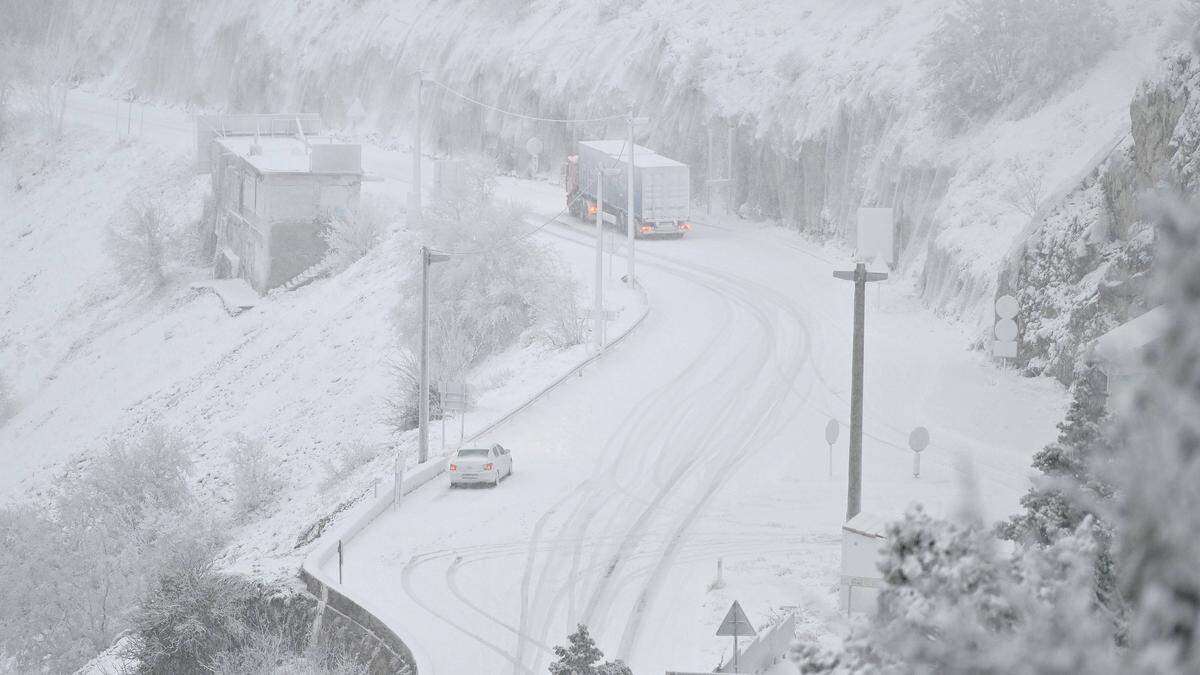 Tief verschneite Fahrbahn in Kroatien