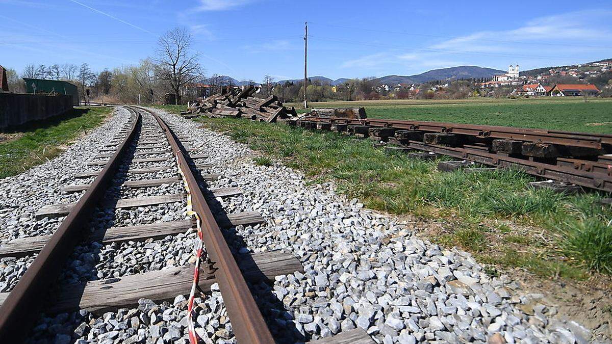 An dieser Stelle in Thannhausen soll die provisorische Endstation der Feistritztalbahn entstehen. Die Schienen aus Weiz wurden bereits dorthin gebracht