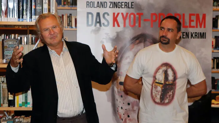 Werner Schachner bei seiner Begrüßung zur Krimi-Lesung von Roland Zingerle.