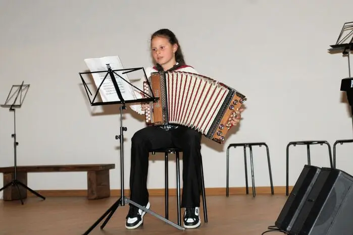 Das vierte und letzte Konzert findet am Dienstag, 9. Juni 2026, mit Beginn um 18 Uhr im Gastgarten des Café Pan del Dia in Ligist statt. 