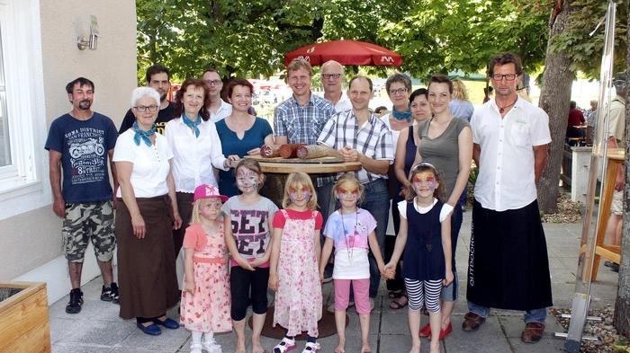 Mit den Worten "Wir feiern heute 10 Jahre Labonca und 15 Jahre Sonnenschweine mit einem großen Biofest"...