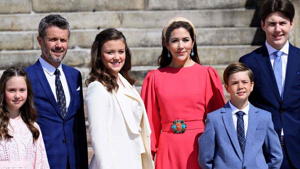 Prinz Christian (rechts) geht auf die Eliteschule, Isabella (Bildmitte, neben Kronprinz Frederik) soll im Herbst folgen. 