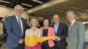 Generalsekretär Martin Netzer, Direktorin Christina Peinsipp, Bildungsdirektorin Elisabeth Meixner, Bürgermeister und Nationalrat Christoph Stark sowie BIG-Geschäftsführer Gerald Beck bei der Eröffnung am Gymnasium Gleisdorf