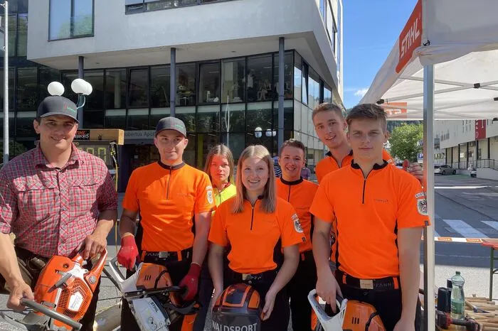 Die Waldsportler der landwirtschaftlichen Fachschule Litzlhof mit ihrem Lehrer Daniel Koch.