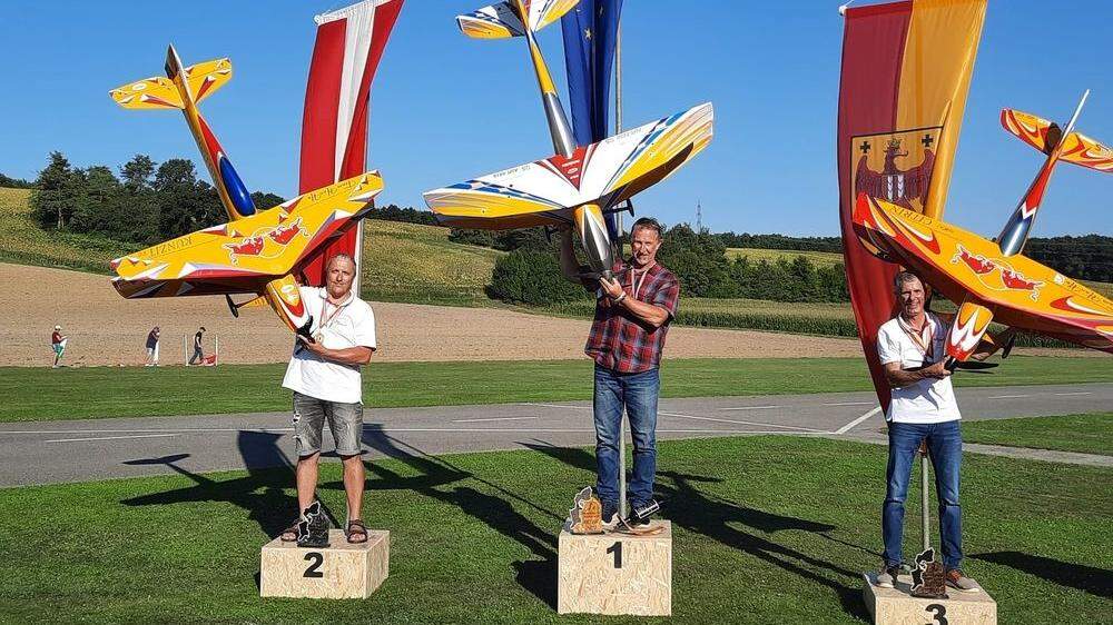 Fritz Dietrich (Mitte) vom MFC-Lienz ist Österreichischer Meister in der Kunstflugklasse RCIII. Zweiter wurde Hannes Thiess vor Norbert Polatschek (beide vom MMFC Oberpullendorf)