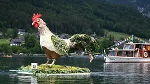 Im vorigen Jahr fand das Narzissenfest in Grundlsee statt, hier die Siegerfigur: Hahn Martin