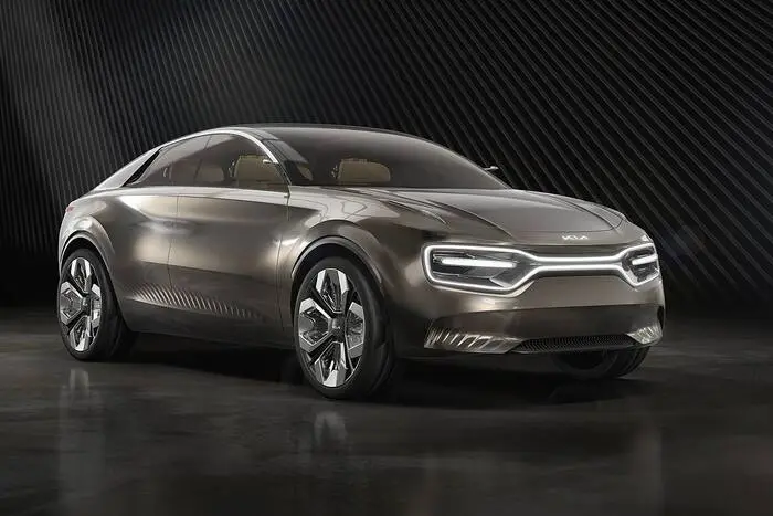 Kia schwelgt in mit einem Showcar in der Zukunft der Elektromobilität: „Imagine by Kia“ nennt sich der viertürige Stromer, der in keine Fahrzeugkategorie passt, sondern Merkmale eines SUV, einer Familienlimousine und eines geräumigvariablen Crossovers passt. Die Studie bewegt sich von der Größe her im oberen Bereich des C-Segments, den Zugang gewähren Portaltüren. Die Lichtsignatur der „Tigermaske“ an der Front könnte ein künftiges Erkennungszeichen von Kia-Elektrofahrzeugen werden.