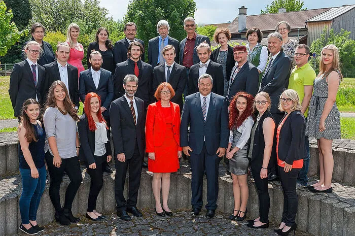 Für die Maturanten der 8. C-Klasse ist die Schulzeit jetzt auch vorbei.Bestanden: Elena Aurelia Behofsits, Florian Czerny, Sarah Kamsker, Balint Kiendler, Martin Lenger, Elisa Celine Oberer, Veronika Palucaj, Jennifer Schlamp, Dennis Benjamin Zinner.