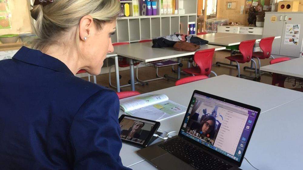 Videokonferenz mit ihrer Klasse: Lehrerin Nicole Scherr hält eine Mathematikstunde in der Viktor-Kaplan-Volksschule in Graz