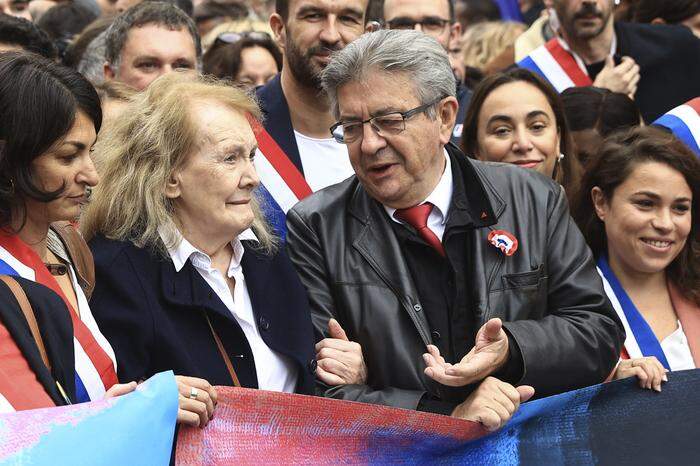 Jean-Luc Mélenchon, Chef der Linkspartei, mit der diesjährigen Literaturnobelpreisträgerin Annie Ernaux 