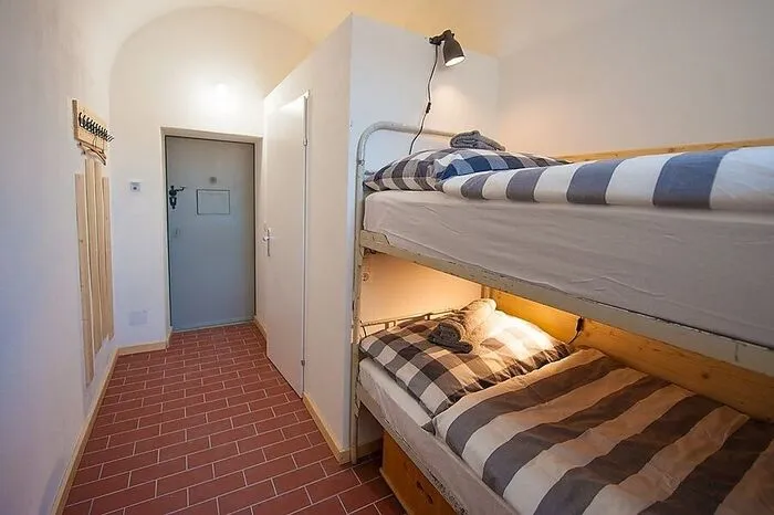 Das etwas andere Stadthotel in Braunau: Übernachten in ehemaligen Gefängniszellen beim Park, mit eigener Zelle für E-Bikes zum Aufladen. www.dasaltegefängnis.at