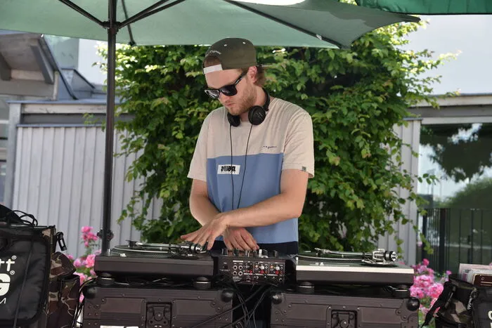 Im Hof der Stadtgalerie legten DJs auf ...
