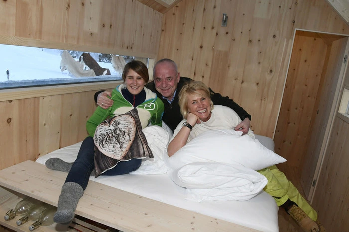 Kuscheln in Bettzeug von Goldeck Textil aus Seeboden: Stefanie Unterweger (Goldeck Bergbahnen), Siggi Neuschitzer (TV Lieser-Maltatal) und Maria Wilhelm (Geschäftsführerin der Millstätter See Tourimsu GmbH).