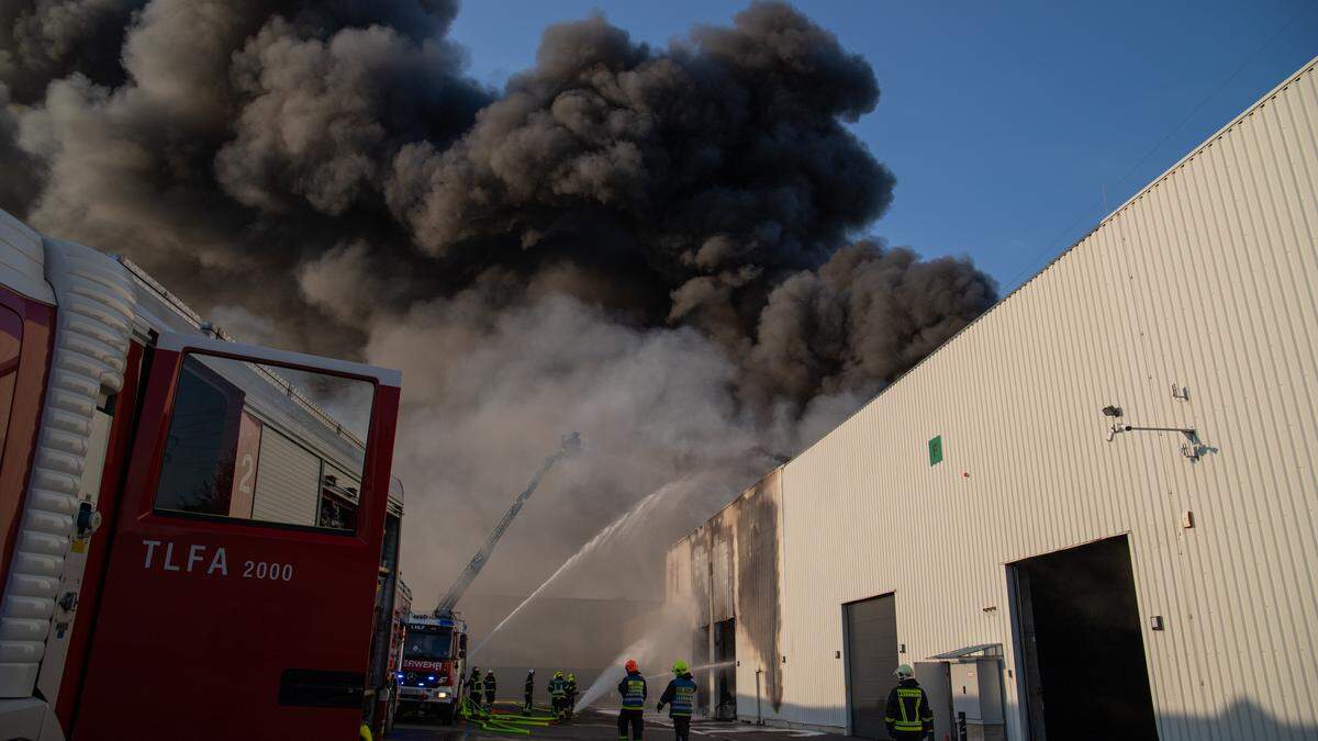 Eine dunkle Rauchsäule über dem Industriezentrum