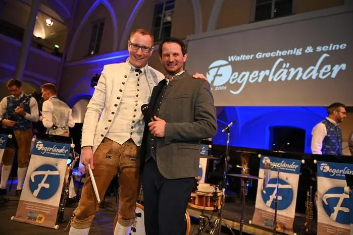 Walter Grechenig gründete vor 20 Jahren die Fegerländer. Im Bild mit ORF-Kärnten-Moderator Christian Kramser