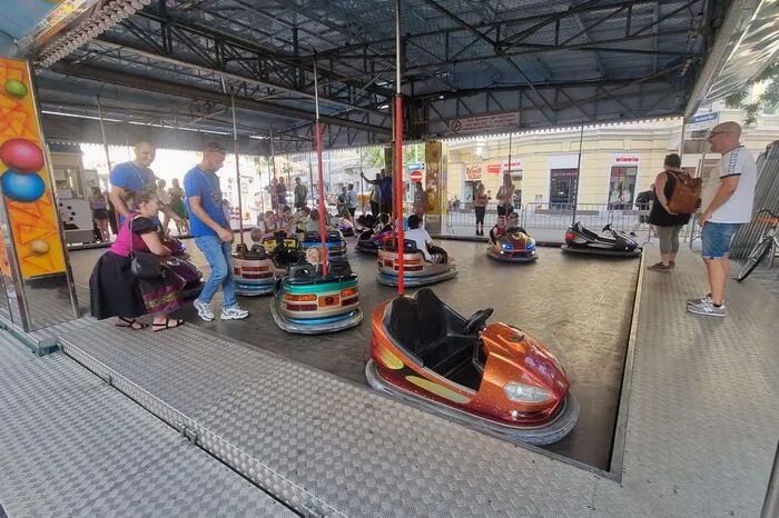 Kinder-Autodrom 1 Fahrt: 3 Euro 4 Fahrten: 10 Euro
