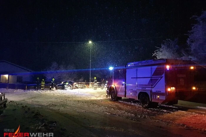 Glücklicherweise wurde bei diesem Unfall niemand verletzt. Nach Eintreffen der Exekutive und Dokumentation der Unfallstelle wurde der PKW mittels Seilwinde wieder auf die Straße gestellt. Ein Abschleppunternehmen übernimmt den Abtransport des Fahrzeugs.