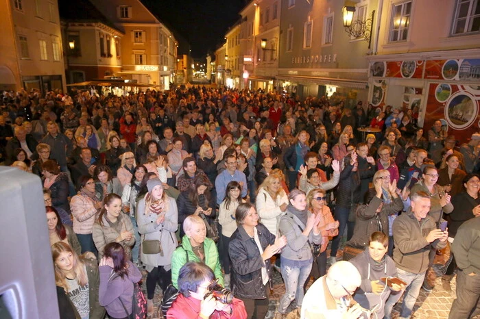 An die 1000 Musikfans aus dem ganzen Bezirk und darüber hinaus ließen es sich nicht nehmen, beim Open-Air am Unteren Platz dabei zu sein. 