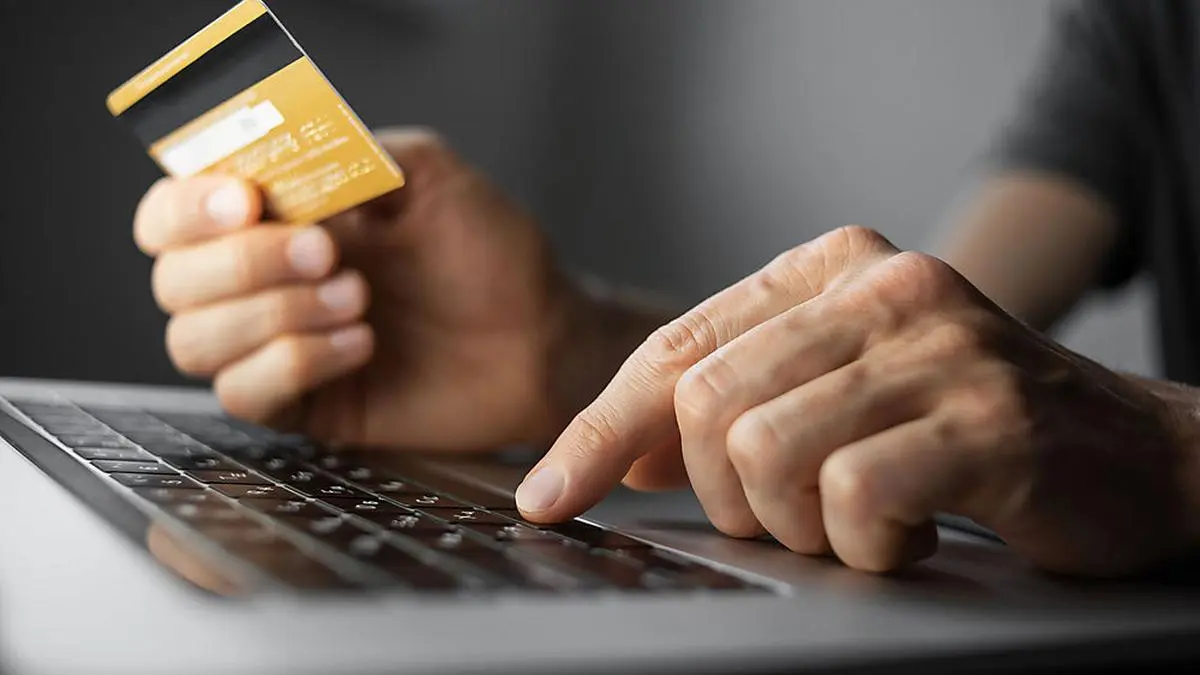 Mann (83) gab an unbekannten Anrufer Bankdaten heraus: mehrere Tausend Euro abgebucht