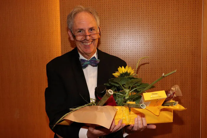 Elternvereinsobmann Josef Dolezal hatte ein Geschenk für Helmut Sonvilla (EV-BRG Kassier).