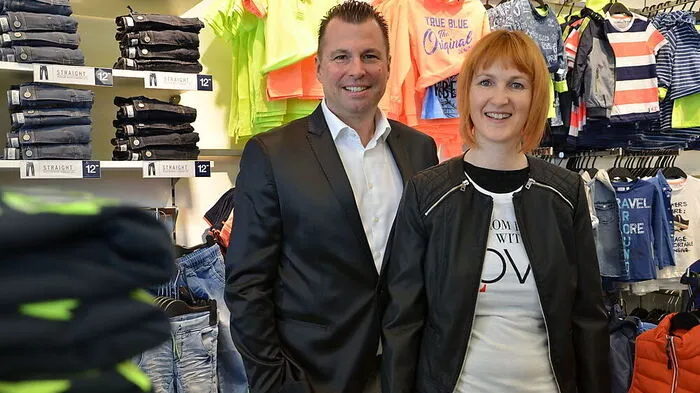 Am vergangenen Donnerstag wurde die erste OVS Filiale in Lienz eröffnet: Oliver Praßl, Regional Sales Manager, mit Filialleiterin Daniela Thaler