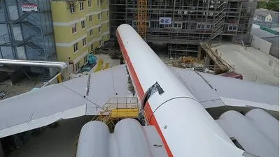 Die in Einzelteile zerlegte Iljuschin wurde wieder zusammengebaut